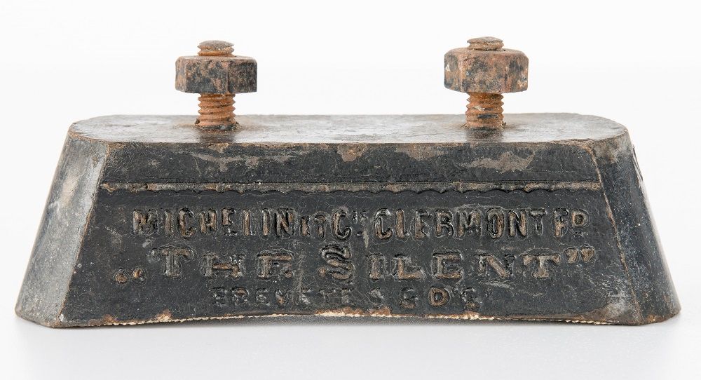 Photographie d'un patin de frein nommé "The Silent" : le premier objet Michelin en caoutchouc manufacturé commercialisé en 1889..