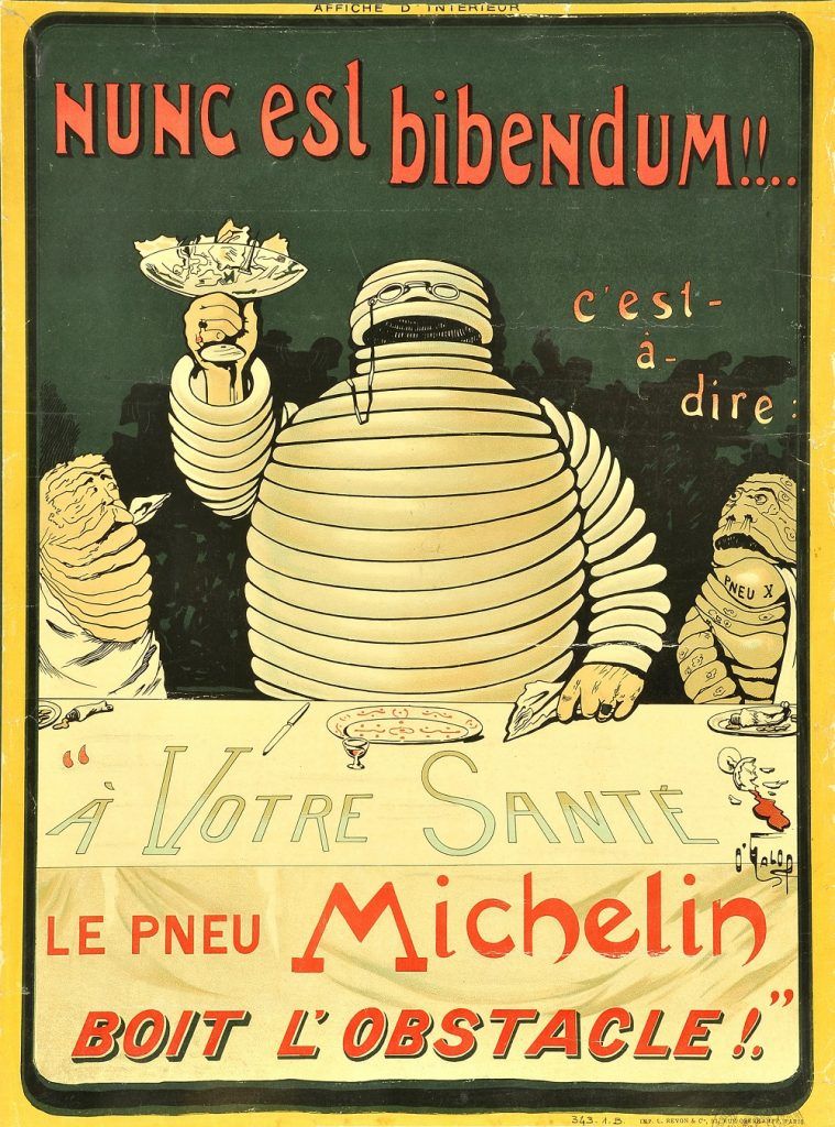 Affiche publicitaire montrant Bibendum debout à une table, levant son verre de la main droite en signe de célébration. Il est écrit : "Nunc est Bibendum! À votre santé". La devise est accompagnée de la mention : "Le pneu Michelin boit l'obstacle !".