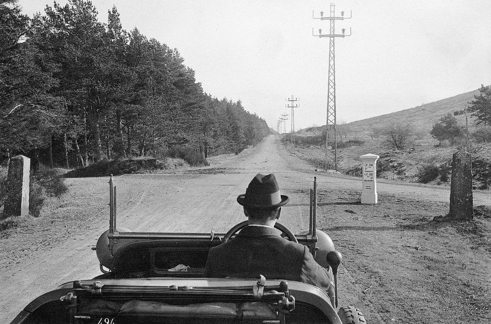 Photo de 1920 montrant un essai de borne factice placé in situ pour en évaluer sa visibilité.