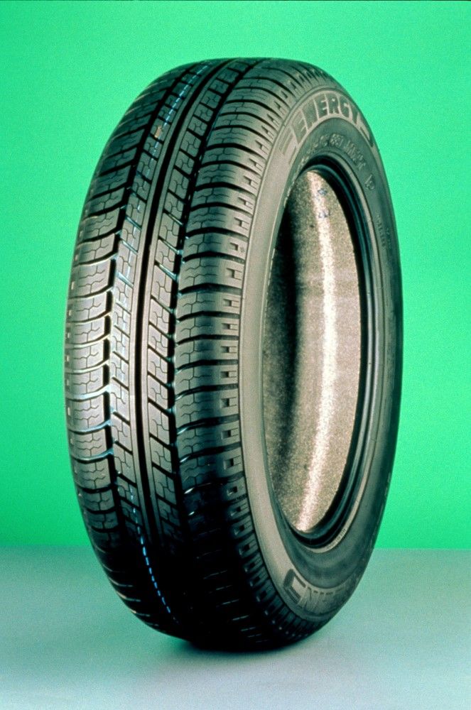Affiche anglaise de 1994 faisant la promotion de la gamme MICHELIN Energy.