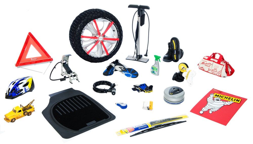 Photographie mettant en scène une variété d'articles commercialisés par le groupe, incluant des produits dérivés tels qu'un triangle de signalisation, un casque de vélo, un antivol, des balais d'essuie-glace, ou encore des chaussures.