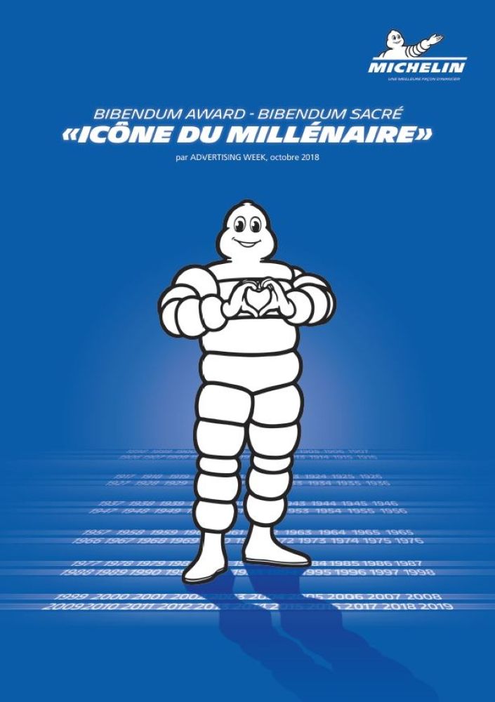 Affiche représentant le Bibendum debout, joignant ses deux mains pour former un cœur sur sa poitrine. Il est écrit : « Bibendum Award, Bibendum Sacré, Icône du Millénaire ».