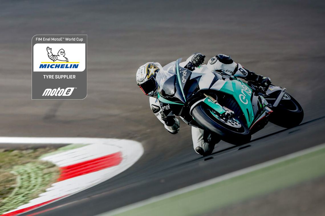 Photographie d'un pilote de compétition MotoE.